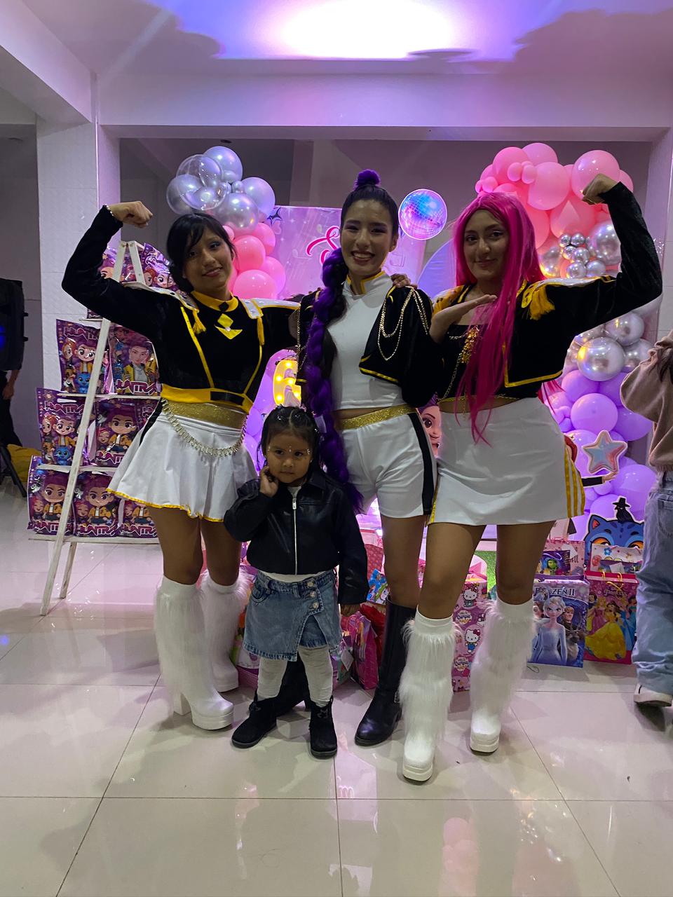 Trio Huntrix posando