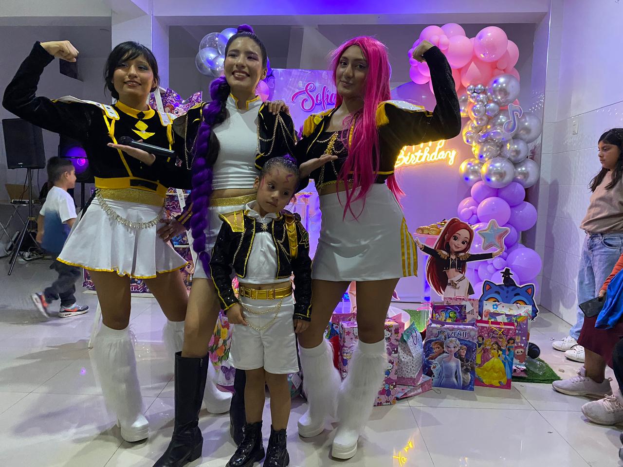 Trio Huntrix con cumpleañera